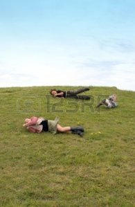 2571843-los-ninos-se-divierten-rodando-por-una-colina-cubierta-de-hierba