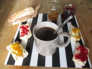 petit_dejeuner_traditionnel_francais-768x576